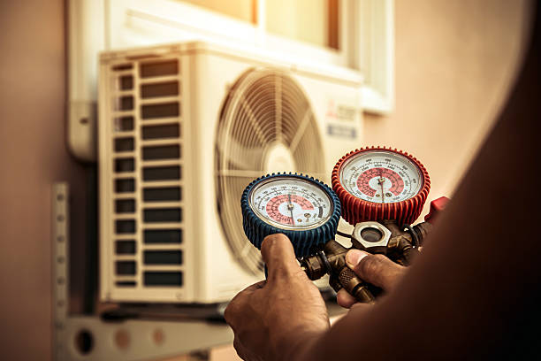 Professional Hvac technician working in Cedar Falls, IA